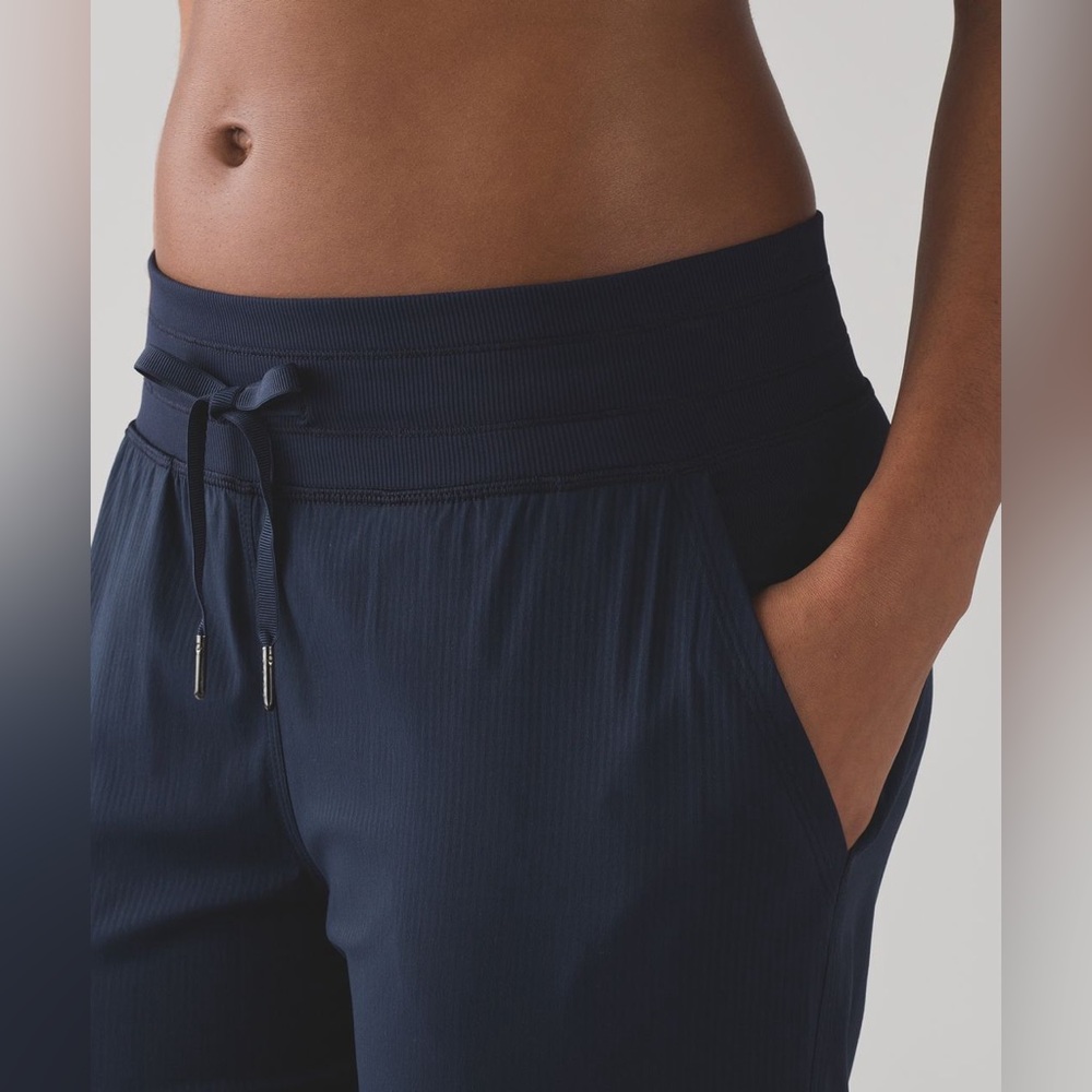 Lululemon Dance Studio Crop II (Unlined 20") Inkwell size 2 - Picture 5 of 8